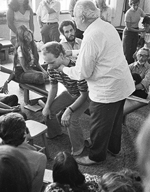 Moshe_Feldenkrais_Demonstrates_Functional_Integration