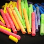 craies multicolores sur t