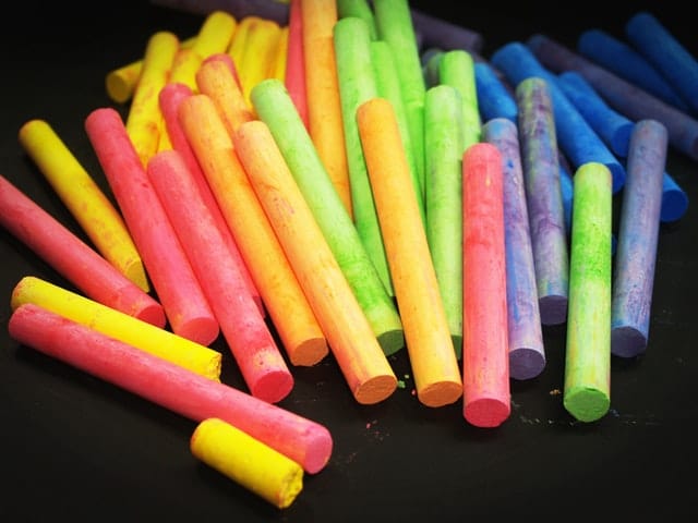 craies multicolores sur t